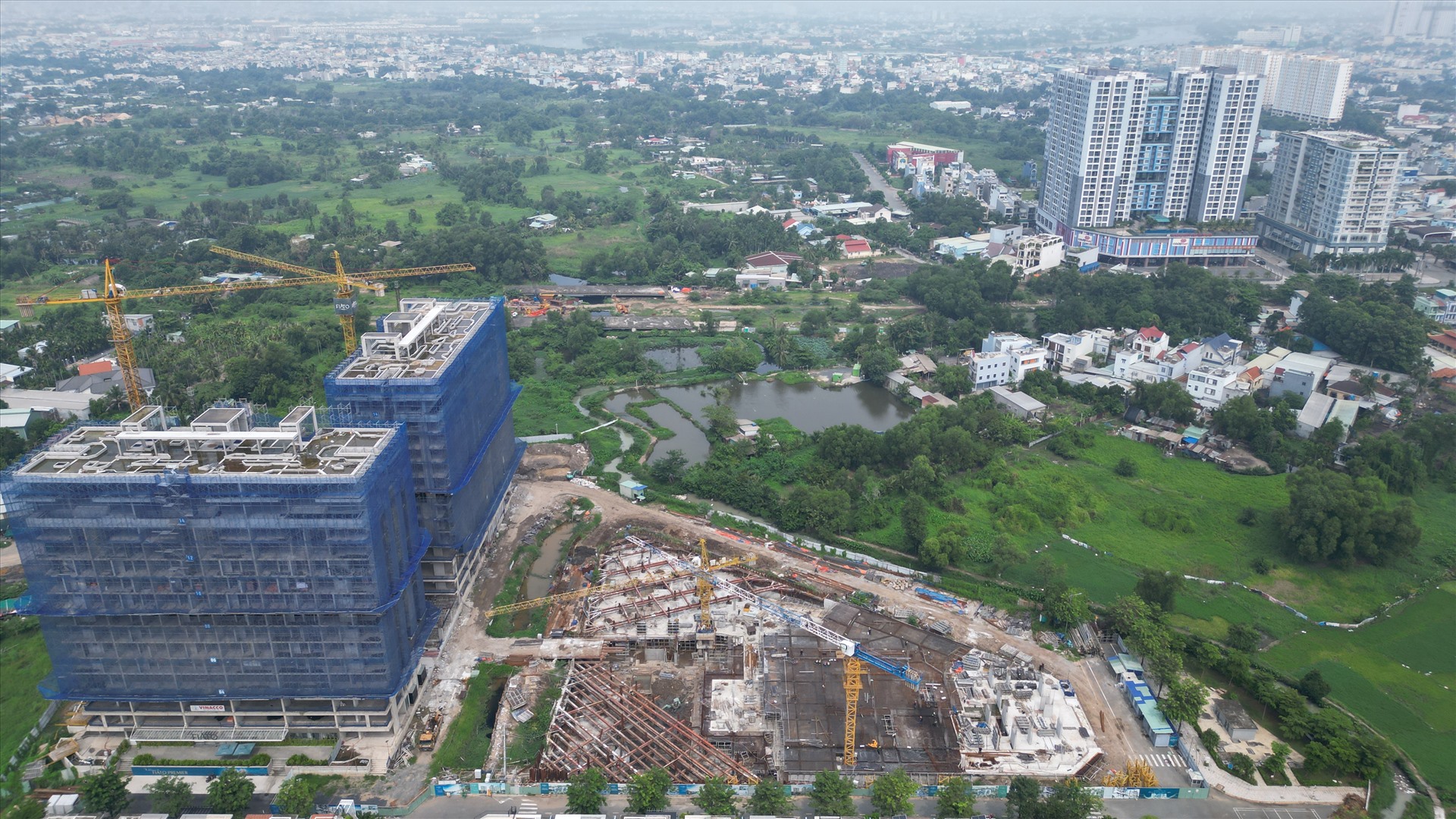 Theo ghi nhận của Lao Động, nhiều dự án bất động sản vẫn đang đua nhau xây dựng hai bên tuyến đường Vành đai 2 đoạn qua nút giao Gò Dưa (TP Thủ Đức). Điển hình là dự án Fiato Premier với quy mô 9,2 ha, nằm cạnh tuyến đường Vành đai 2 đang dang dở.