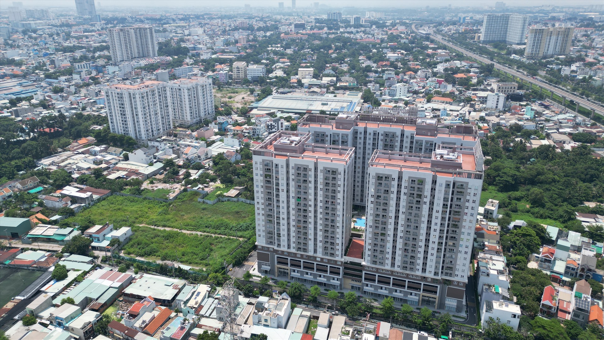 Đoạn nút giao Bình Thái (trên xa lộ Hà Nội) đến đường Phạm Văn Đồng dài 2,5 km tuy chưa triển khai xây dựng nhưng đã có hàng nghìn căn hộ chung cư vây quanh.