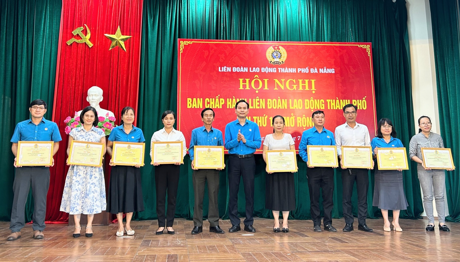 20 tập thể, 6 cá nhân có thành tích xuất sắc tiêu biểu trong tổ chức hoạt động Tháng Công nhân năm 2023 được LĐLĐ thành phố Đà Nẵng tuyên dương. Ảnh: Tường Minh
