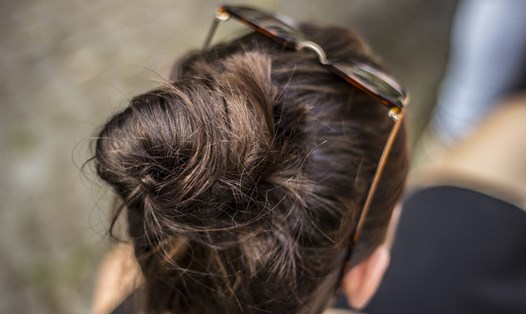Búi cao tóc sẽ giúp các chị em có lọn tóc xoăn tự nhiên. Ảnh: Pixabay