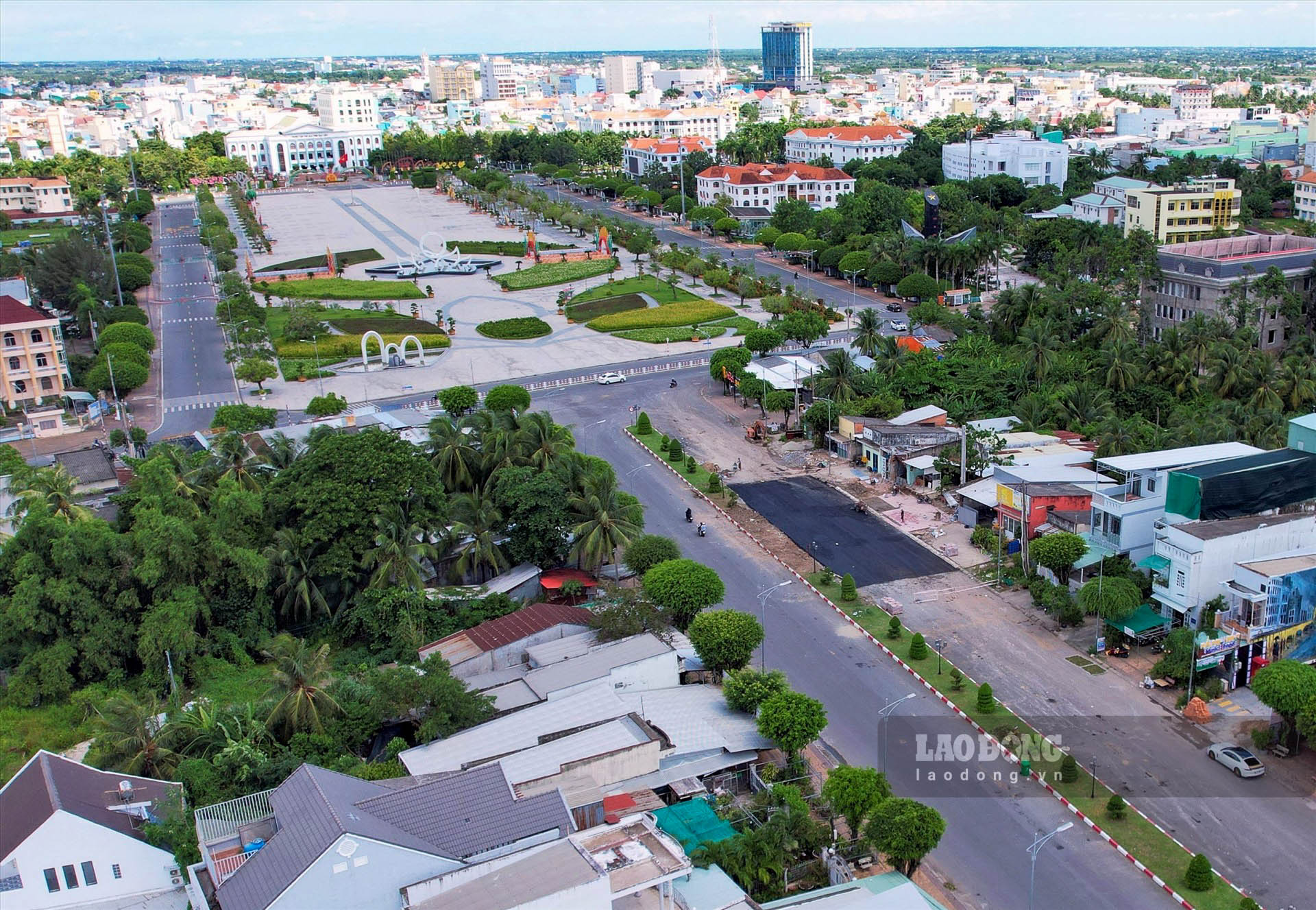 Đến chiều ngày 12.7, đoạn lộ tại vị trí công trình 20 năm nằm chắn giữa đường Hùng Vương (nay là đường Võ Văn Kiệt, khóm 5, phường 1, thành phố Bạc Liêu, tỉnh Bạc Liêu) giao thông đã thông suốt.
