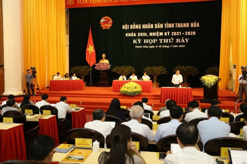 Năm ngoái đúng này 12.7. 2022, ông Trần Văn Thức cũng đứng ở cái bàn ấy trả lời chất vấn. Ảnh: X.H