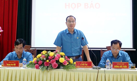 Ông Lê Đức Thọ - Phó Chủ tịch Liên đoàn Lao động tỉnh Bắc Giang - phát biểu tại buổi họp báo. Ảnh: Quế Chi 