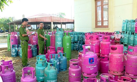 Công an huyện Yên Khánh (Ninh Bình) đã thu giữ 135 bình gas các loại cùng nhiều máy móc, thiết bị phục vụ cho việc sang chiết trái phép. Ảnh: Diệu Anh