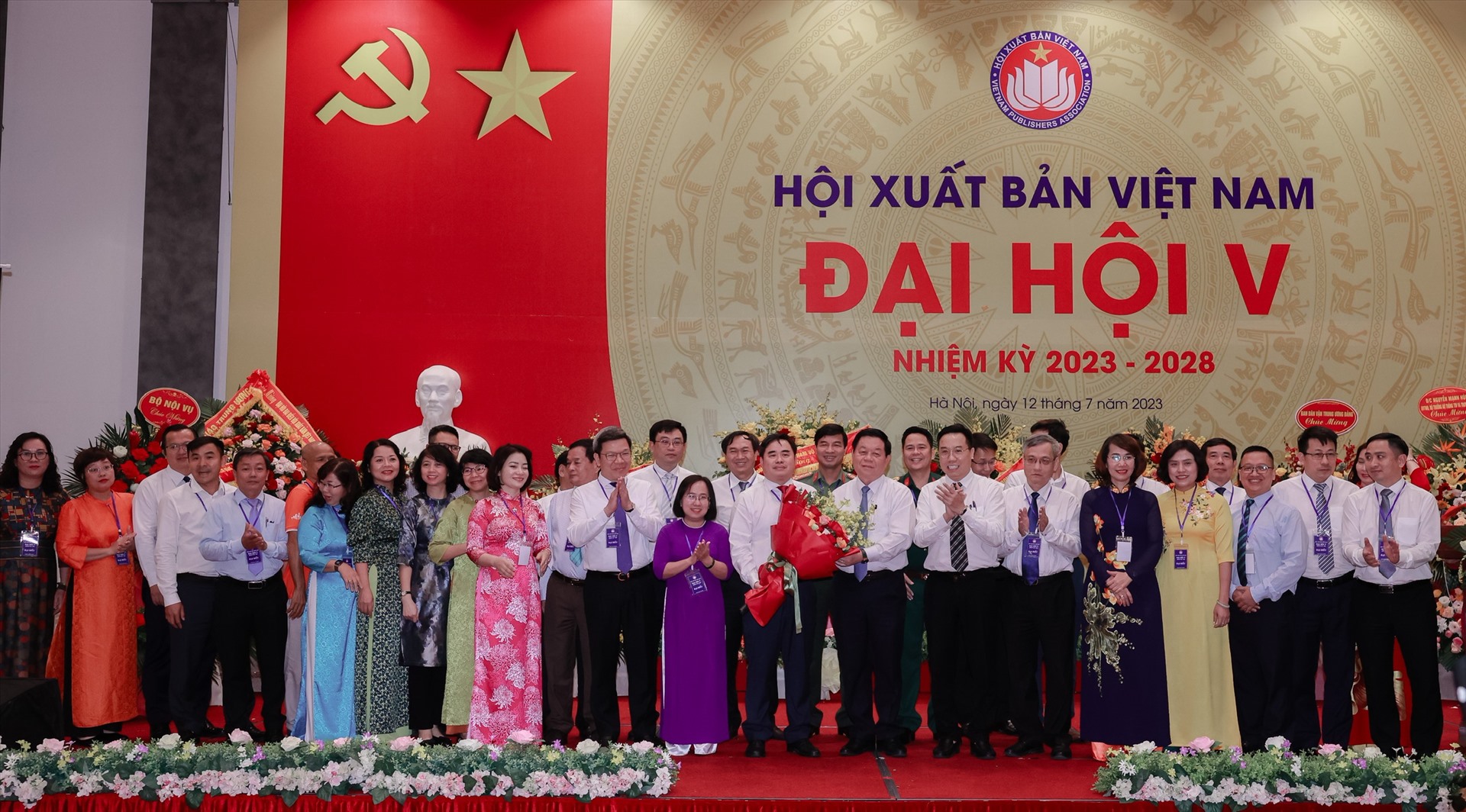 Ban chấp hành Hội Xuất bản Việt Nam nhiệm kì 2023-2028 ra mắt. Ảnh: Hải Nguyễn 