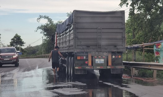 Một xe ôtô tải dừng tiếp nước tại một điểm trên Quốc lộ 9. Ảnh: Hưng Thơ