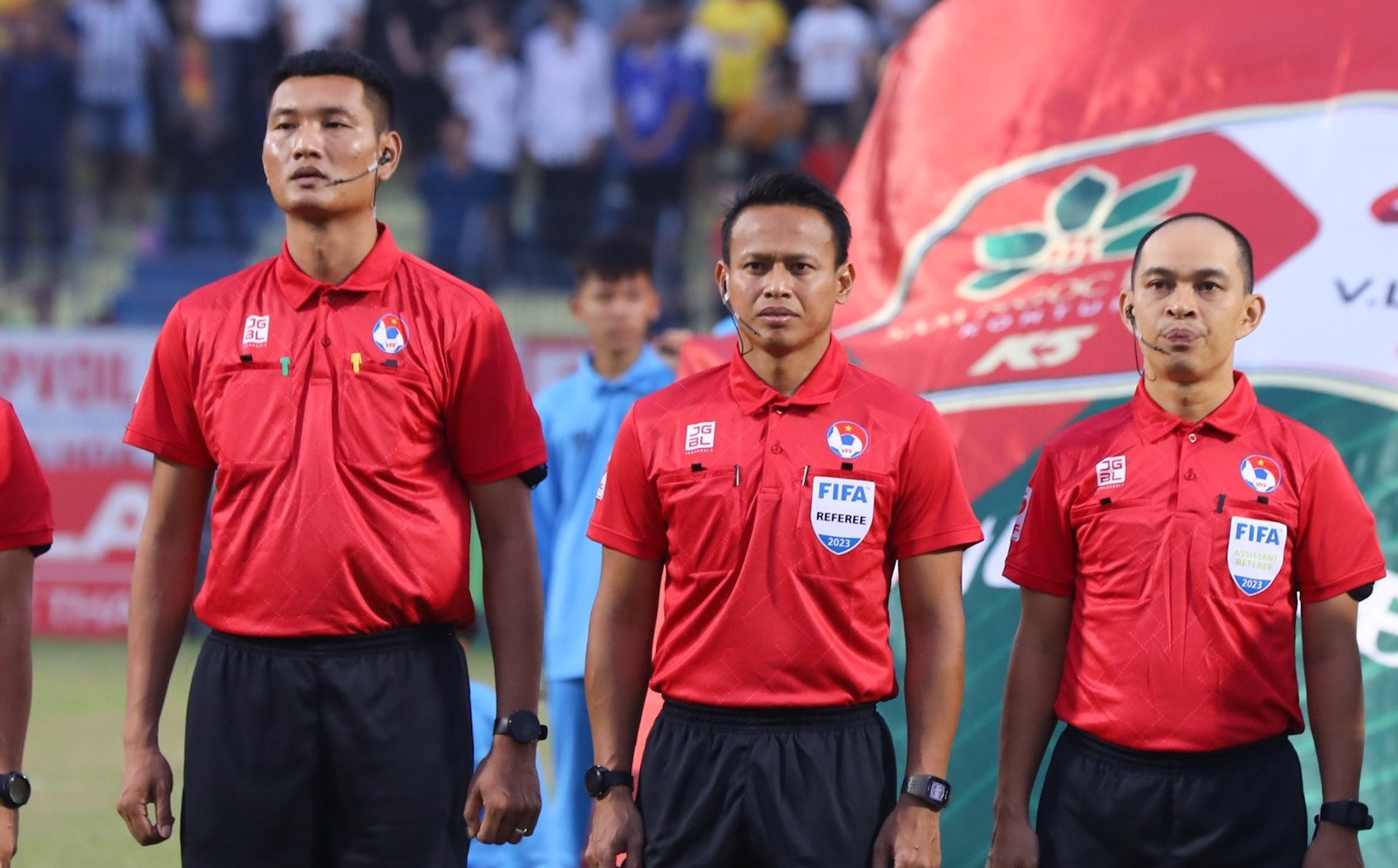 Trọng tài Razlan Joffri Bin Ali (giữa) điều khiển trận đấu giữa Đà Nẵng và Bình Dương tại vòng 1 giai đoạn 2 V.League 2023. Ảnh: VPF