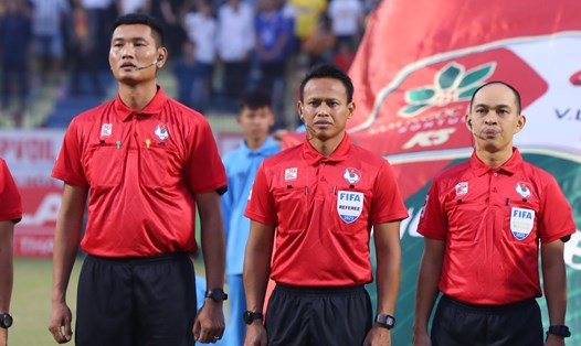 Trọng tài Razlan Joffri Bin Ali (giữa) điều khiển trận đấu giữa Đà Nẵng và Bình Dương tại vòng 1 giai đoạn 2 V.League 2023. Ảnh: VPF