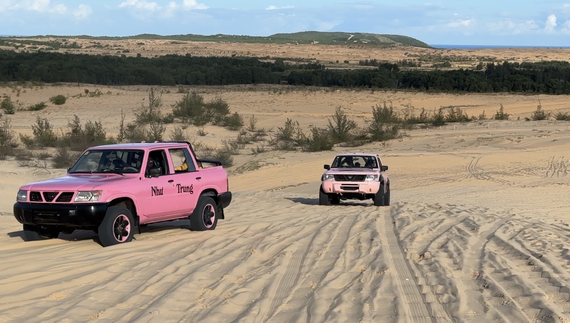 5. Tại đây, du khách phải tiếp tục thuê xe địa hình để lên đồi cát Trinh Nữ.