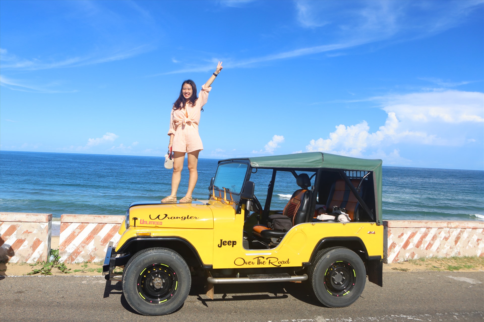 3. “Thấy bạn bè đến Mũi Né, chụp ảnh tại vị trí này, một bên là biển xanh, cạnh đó là xe jeep màu sắc rực rỡ, hôm nay có dịp ra du lịch nên quyết định phải trải nghiệm“, chị Kim Bảo, du khách TPHCM hào hứng chia sẻ.