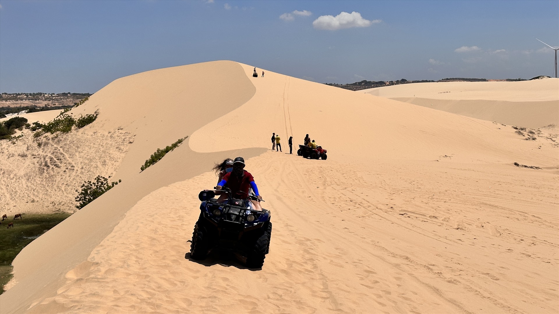 7. Việc tự lái xe môtô địa hình ở đồi cát cũng không quá khó, du khách có thể tự điều khiển hoặc sự hỗ trợ của nhân viên.