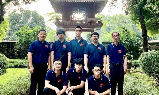 Em Hoàng Tuấn Dũng (đứng thứ 3 hàng thứ 2) là học sinh đầu tiên của tỉnh Hà Giang đoạt huy chương tại kỳ thi IMO. Ảnh: Bộ GD&ĐT.