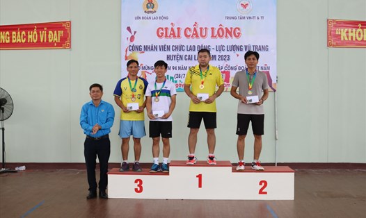 Ông Nguyễn Đức Kiên - Chủ tịch LĐLĐ huyện Cai Lậy (tỉnh Tiền Giang) trao thưởng cho các vận động viên có thành tích xuất sắc. Ảnh: Thành Nhân