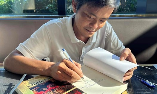 Dịch giả Nguyễn Thống Nhất với tác phẩm "Con mèo đen". Ảnh: Dịch giả cung cấp