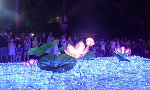 Không gian ánh sáng 500.000 đèn LED tại Công viên Bờ Tây Cầu Rồng, TP Đà Nẵng. Ảnh: Mai Hương
