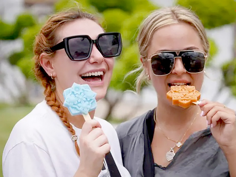 Khách nước ngoài cũng hào hứng với những que kem độc quyền chỉ bán ở Wat Arun, Bangkok, Thái Lan. Ảnh: Pattaya Mail