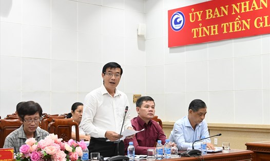 Ông Võ Oanh Liệt - Phó Giám đốc Bảo hiểm xã hội tỉnh Tiền Giang (đứng bên trái). Ảnh: Thành Nhân