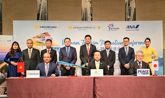 Lễ kí kết giữa ba bên Saigontourist Group, Vietnam Airlines và công ty du lịch Nhật Bản Peace In Tour. Ảnh: DN cung cấp