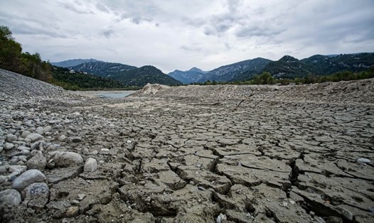 Hạn hán ở hồ Broc gần Nice, Alpes-Maritimes, miền nam nước Pháp, tháng 8.2022. Ảnh: Xinhua