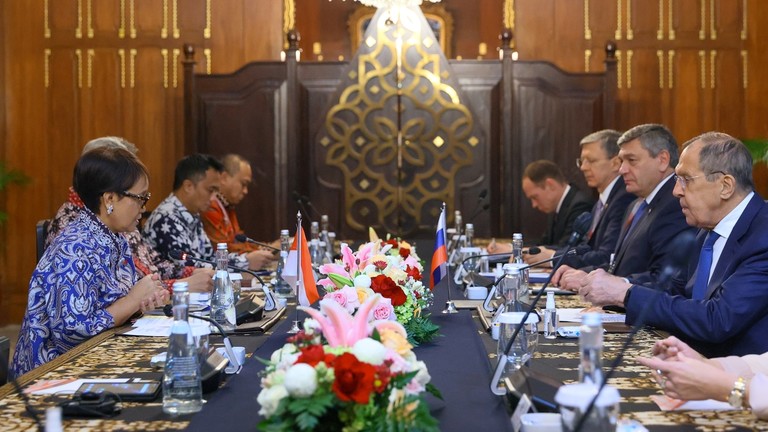 Ngoại trưởng Nga Sergei Lavrov (phải) và Ngoại trưởng Indonesia Retno Marsudi (trái) tại Jakarta, Indonesia, ngày 12.7.2023. Ảnh: Bộ Ngoại giao Nga