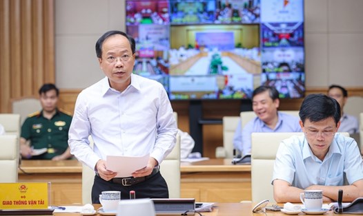 Thứ trưởng Bộ GTVT Nguyễn Duy Lâm trình bày báo cáo tại phiên họp. Ảnh VGP