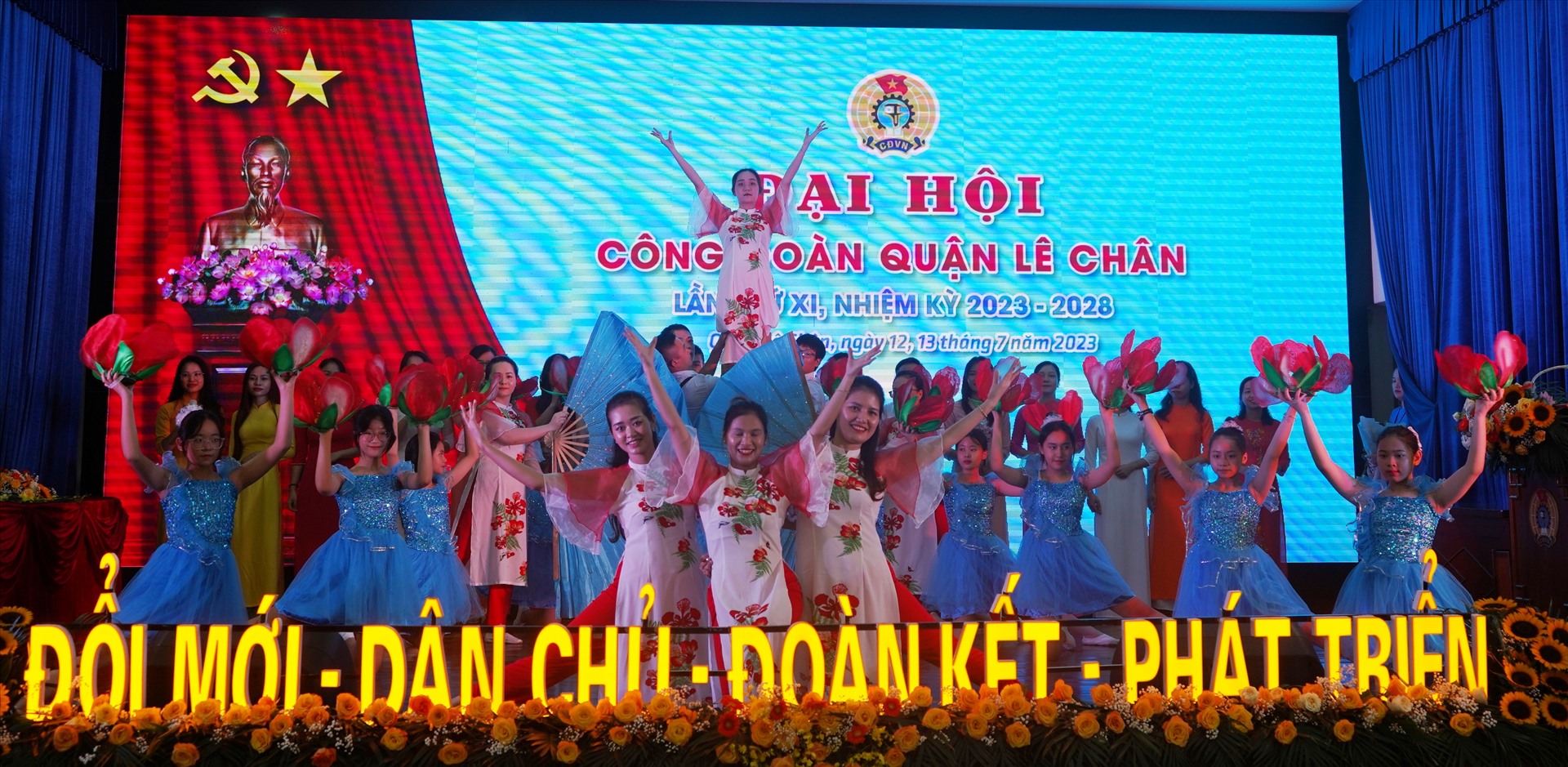 CNVCLĐ quận Lê Chân biểu diễn văn nghệ chào mừng Đại hội Công đoàn quận lần thứ XI. Ảnh: Mai Dung