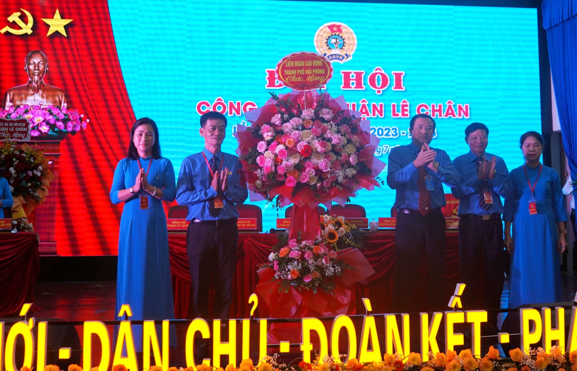 Lãnh đạo Liên đoàn Lao động TP.Hải Phòng chúc mừng thành công Đại hội Công đoàn quận Lê Chân. 