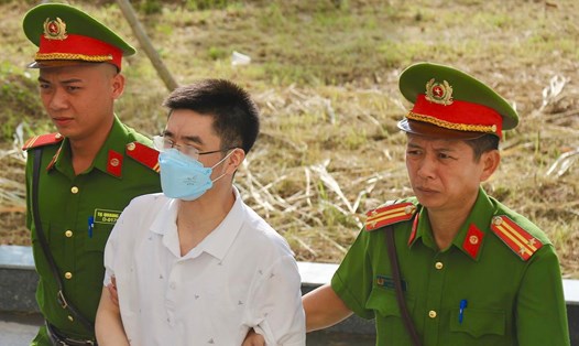 Bị cáo Hoàng Văn Hưng - cựu điều tra vụ chuyến bay giải cứu phủ nhận lừa đảo chạy án. Ảnh: Quang Việt