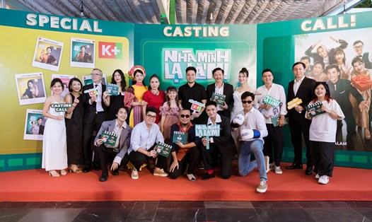 Đoàn làm phim "Nhà mình lạ lắm!" ra mắt khán giả tại Hà Nội. Ảnh: BTC