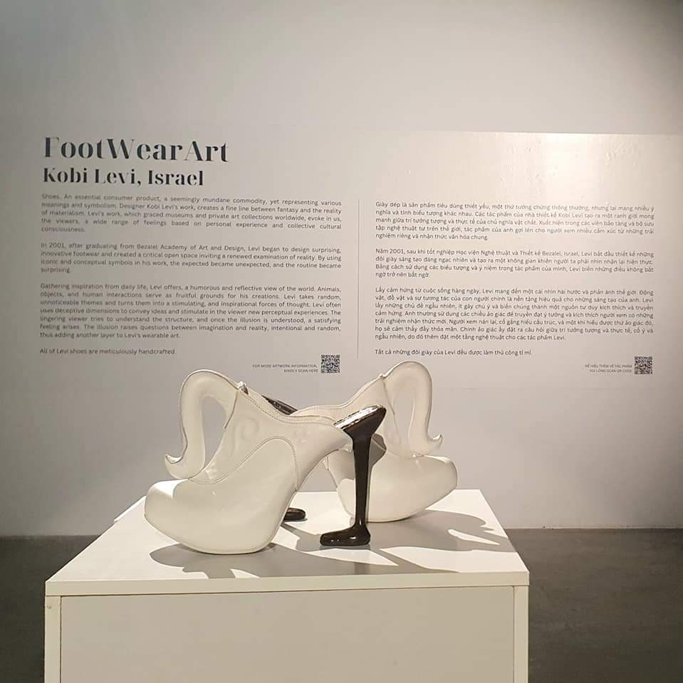 Một số mẫu giày của nhà thiết kế Israel được trưng bày tại triển lãm. Ảnh: Đại sứ quán Israel