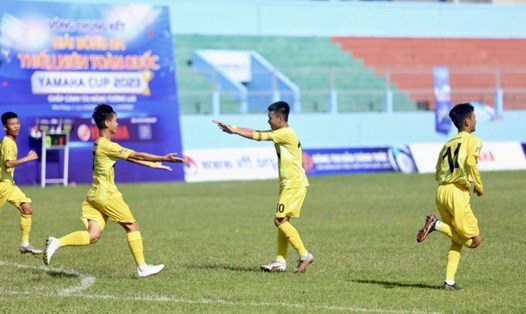 U13 Sông Lam Nghệ An ăn mừng khi chiến thắng ở trận bán kết. Ảnh: VFF