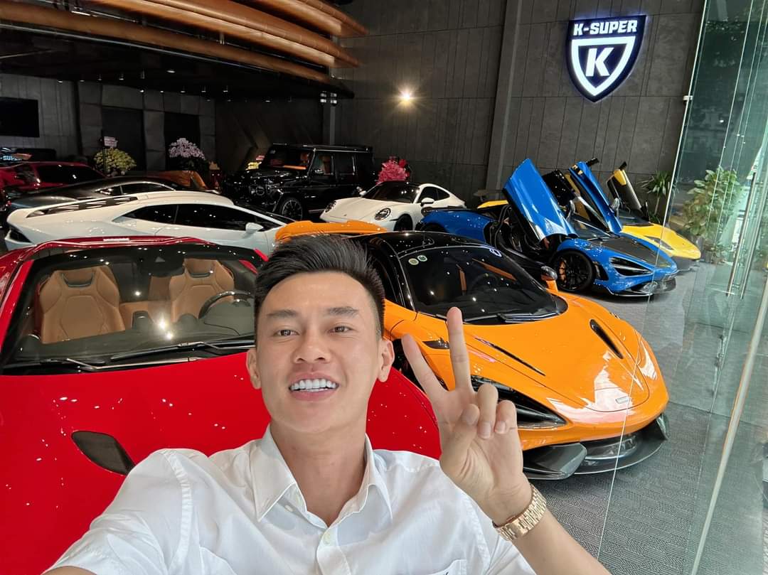 Phan Công Khanh thường xuyên chụp ảnh nhiều siêu xe đăng lên mạng xã hội. Ảnh: Facebook nhân vật