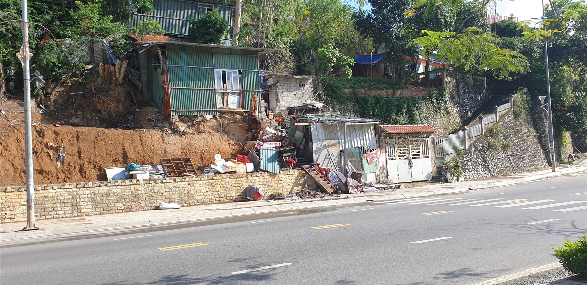 Những ngôi nhà xập xệ án ngữ ngay mặt đường chính Khu du lịch Bãi Cháy. Ảnh: Nguyễn Hùng