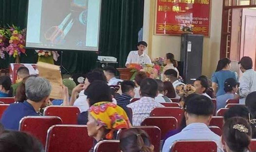 Người dân tham gia buổi đấu giá 56 lô đất tại xã Quỳnh Hưng, huyện Quỳnh Lưu (Nghệ An) ngày 20.6. Ảnh: Hải Đăng