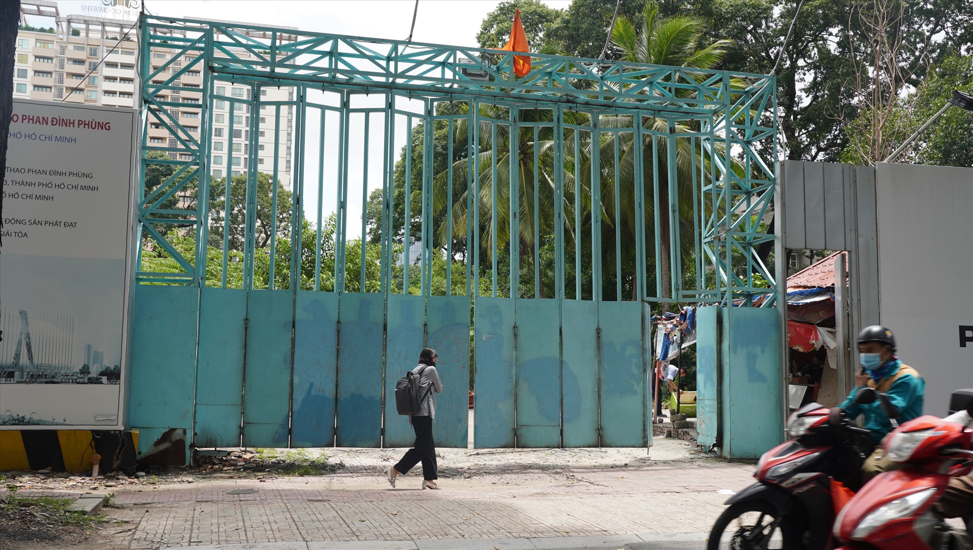 Một cổng vào khác trên đường Võ Văn Tần luôn có bảo vệ túc trực.