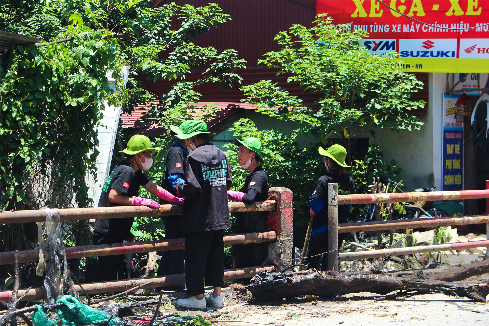 Ngày 13.7, nhóm các bạn trẻ của cộng đồng Việt Nam Xanh đã tập trung tại cầu Triền - Tây Mỗ (Nam Từ Liêm) để cùng nhau tham gia dọn rác, hồi sinh những dòng chảy cho ngòi Tùng Khê.