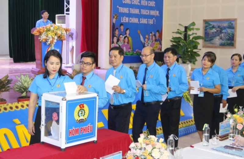Các đại biểu bỏ phiếu bầu
