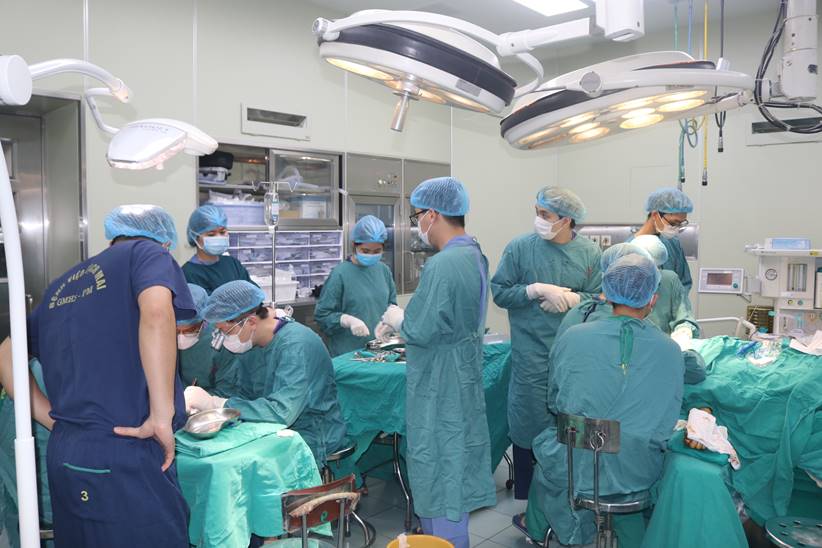 Các bác sĩ phẫu thuật cho bệnh nhân B. Ảnh: Bệnh viện cung cấp