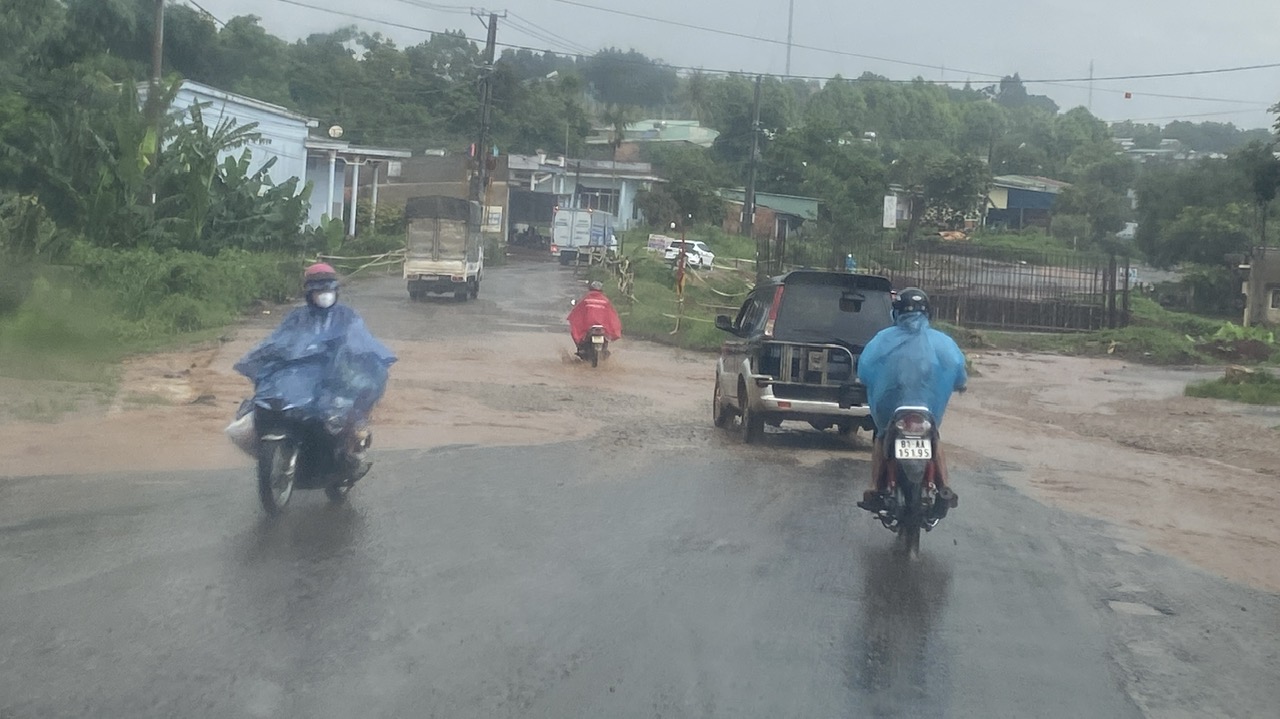 Nước mưa lênh láng dọc quốc lộ 19, các đoạn thi công chậm. Ảnh Thanh Tuấn 
