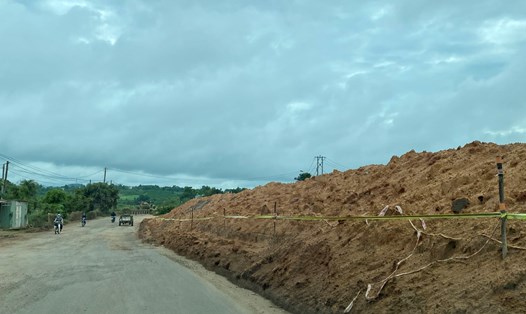 Bùn đất chắn dọc đường thi công quốc lộ 19. Ảnh Thanh Tuấn 