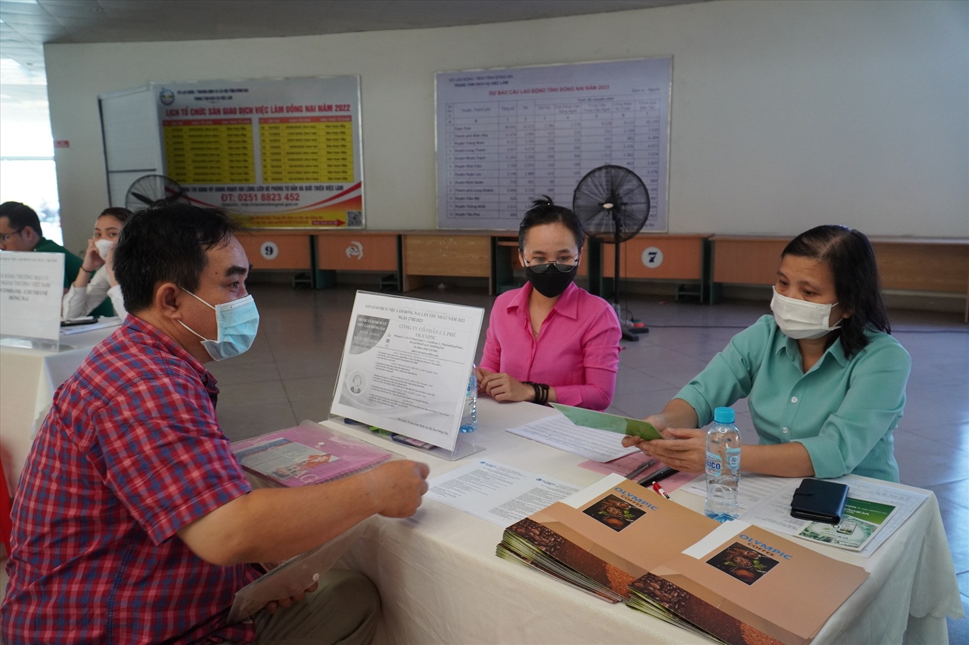 Lao động ngoài 40 tuổi gặp nhiều khó khăn khi đi xin việc. Ảnh minh hoạ: Hà Anh Chiến