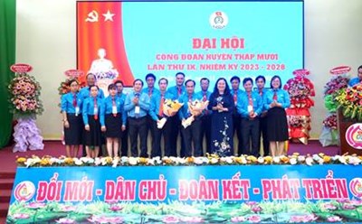 Ban chấp hành Liên đoàn Lao động huyện Tháp Mười nhiệm kỳ 2023-2028 ra mắt Đại hội. Ảnh: Lưu Hùng