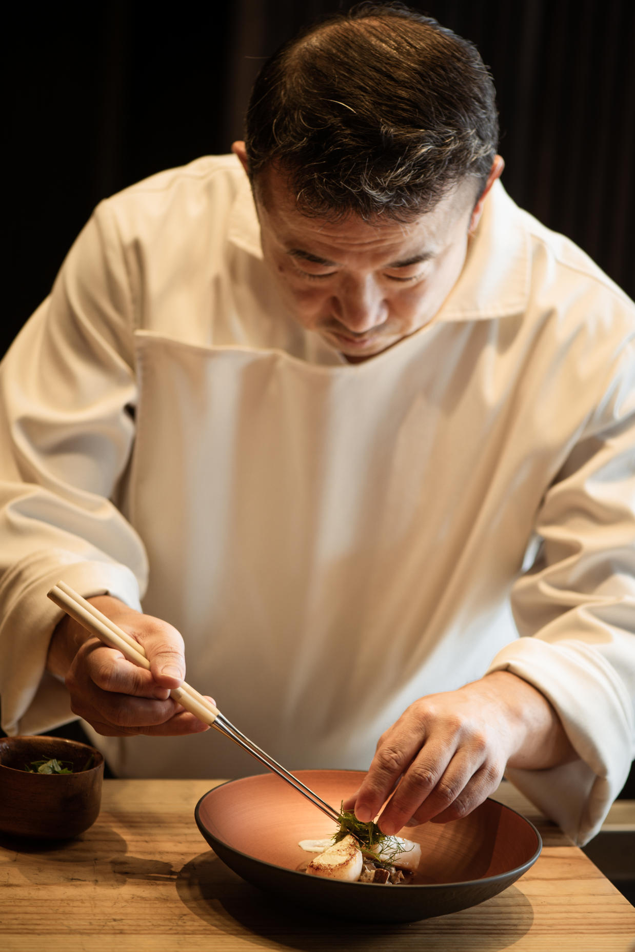 Bếp trưởng Hiroshi Yamaguchi chế biến món ăn đặc sắc nhất của nhà hàng. Ảnh: Hà