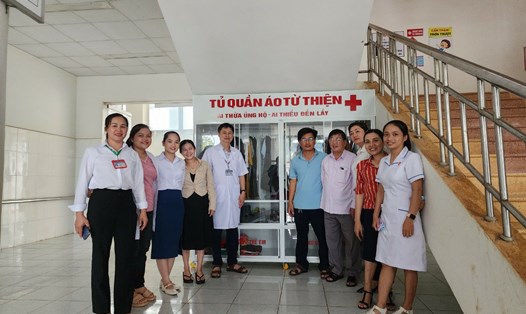 Công đoàn Trung tâm Y tế huyện Krông Nô chung tay thực hiện tủ áo nghĩa tình. Ảnh Tiến Thoại