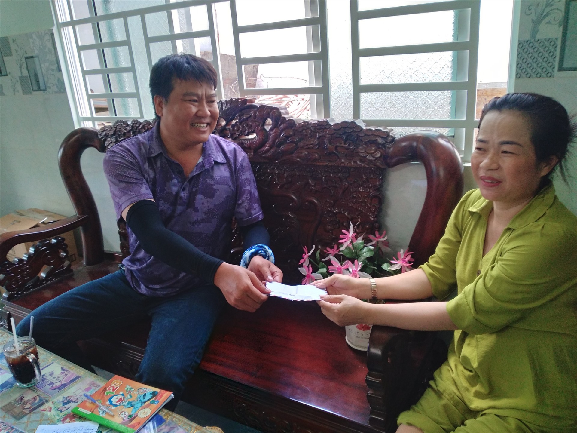 Đại diện Công ty Cổ phần xây dựng số 1 – COFICO trao tiền hỗ trợ cho bà Tuyền. Ảnh: Gia đình cung cấp.
