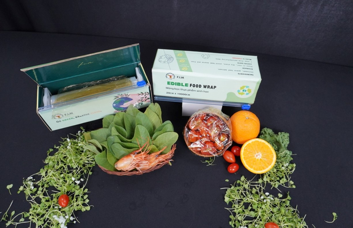 Màng bọc thực phẩm làm từ nguồn nguyên liệu phế phẩm của tôm, cua và lá ổi, có thể ăn được mà không gây nguy hại cho sức khỏe. Ảnh: Như Quỳnh