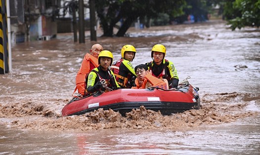 Sơ tán người dân mắc kẹt trong nước lũ ở thành phố Trùng Khánh, Trung Quốc, ngày 4.7.2023. Ảnh: Xinhua