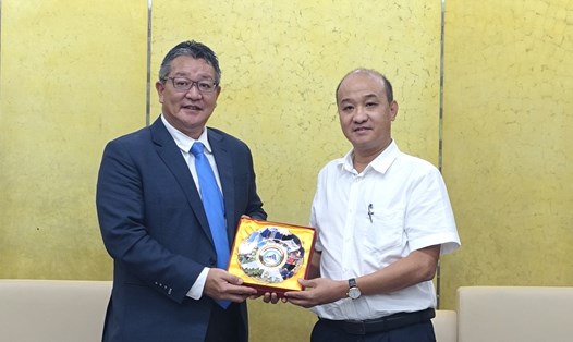 Chủ tịch Tập đoàn Mitsubishi Corporation (bên trái) bày tỏ mong muốn tìm hiểu cơ hội đầu tư tại Đà Nẵng ở nhiều lĩnh vực. Ảnh: Nguyên Thi