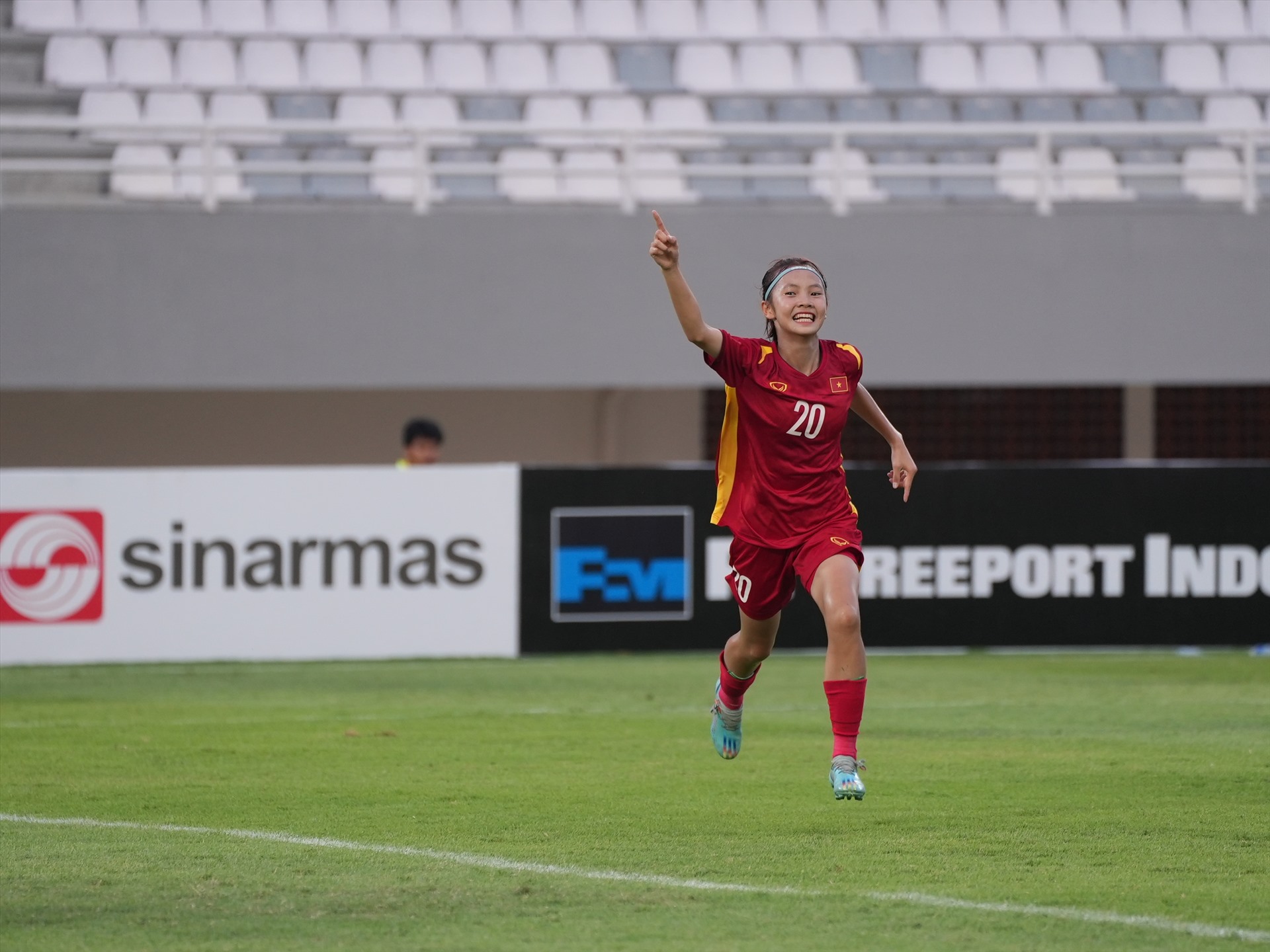 Lê Thị Trang ghi bàn ấn định chiến thắng 2-1 cho U19 nữ Việt Nam trước U19 nữu Myanmar. Ảnh: VFF