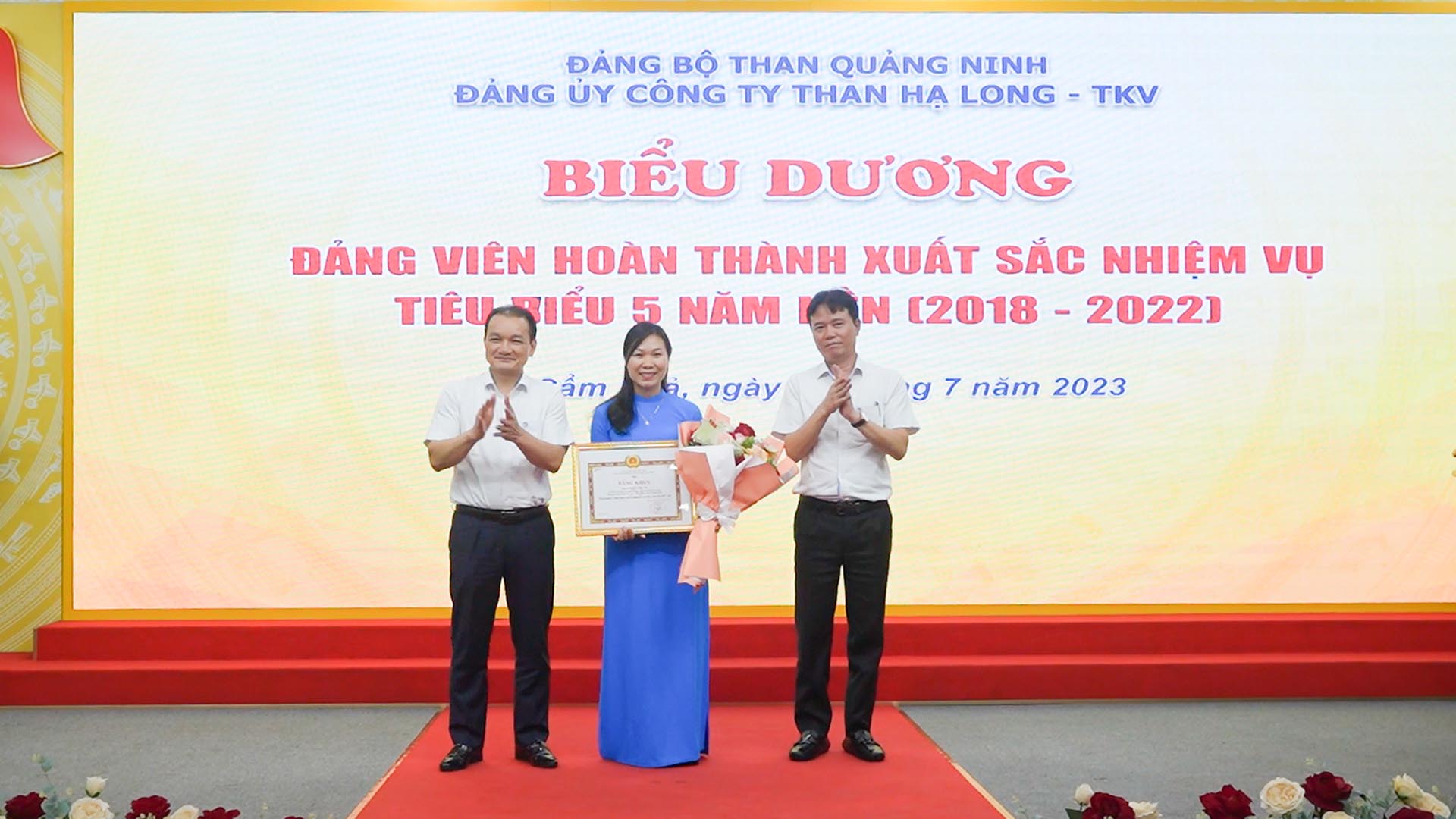 Bà Phạm Thị Lâm, chi bộ phòng ĐK, đạt tiêu chuẩn “Hoàn thành xuất sắc nhiệm vụ” tiêu biểu 5 năm liền 2018-2022 nhận bằng khen. Ảnh: Công ty Than Hạ Long. 